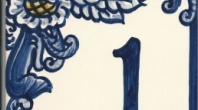 AZULEJOS TRADICIONAIS NA ZONA ANTIGA DA CIDADE PARA NÚMEROS DE POLÍCIA